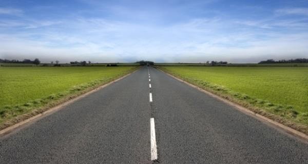 Caminhão em estrada para transporte rodoviário